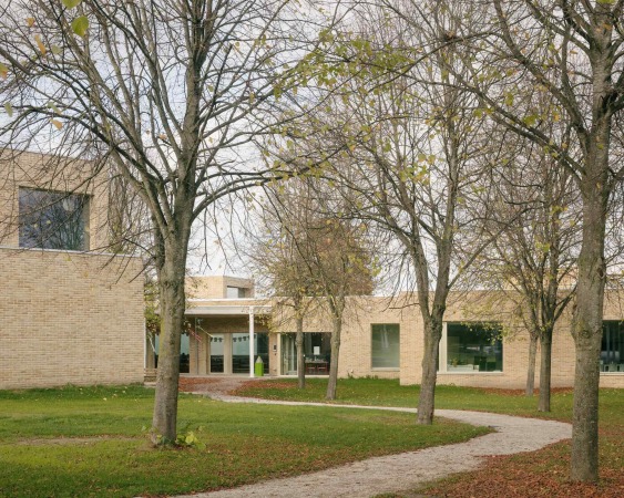 Kindergarten, Spielplatz und Mehrzweckhalle in Dilbeek