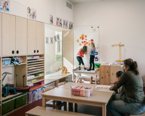 Kindergarten, Spielplatz und Mehrzweckhalle in Dilbeek