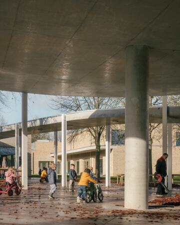 Kindergarten, Spielplatz und Mehrzweckhalle in Dilbeek