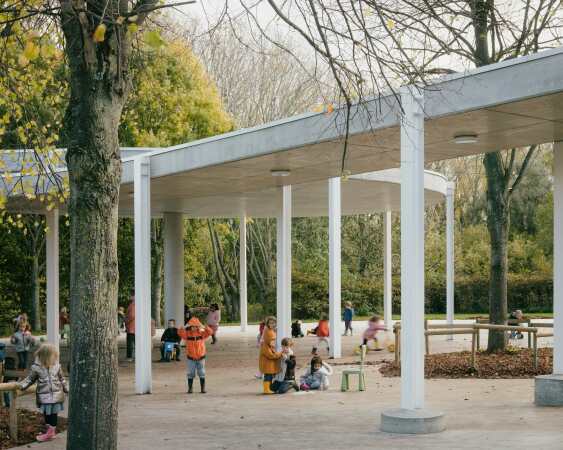 Kindergarten, Spielplatz und Mehrzweckhalle in Dilbeek