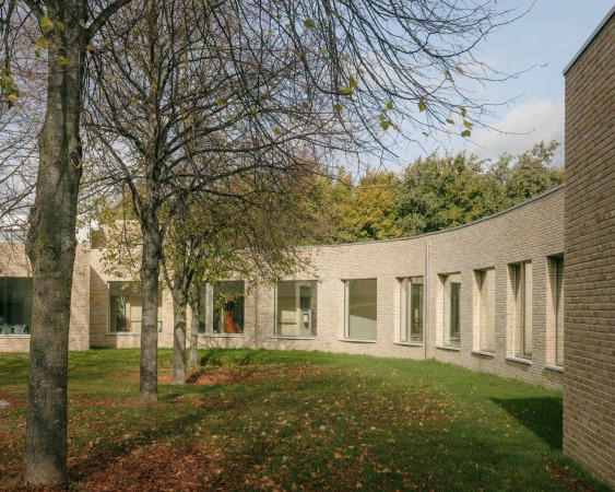 Kindergarten, Spielplatz und Mehrzweckhalle in Dilbeek