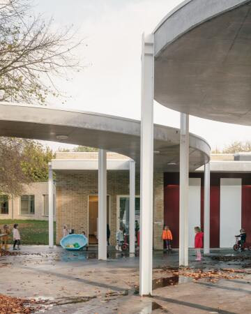 Kindergarten, Spielplatz und Mehrzweckhalle in Dilbeek