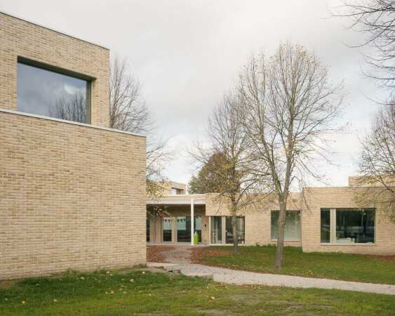 Kindergarten, Spielplatz und Mehrzweckhalle in Dilbeek