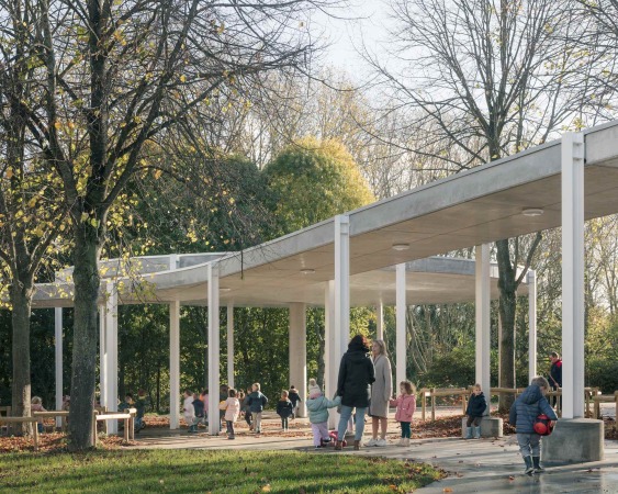 Kindergarten, Spielplatz und Mehrzweckhalle in Dilbeek
