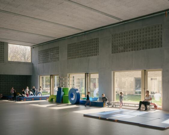 Kindergarten, Spielplatz und Mehrzweckhalle in Dilbeek