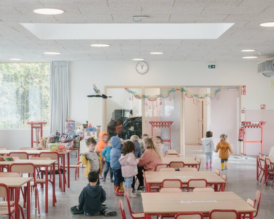 Kindergarten, Spielplatz und Mehrzweckhalle in Dilbeek