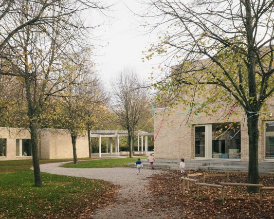 Kindergarten, Spielplatz und Mehrzweckhalle in Dilbeek