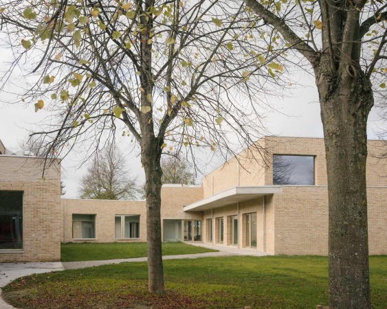 Kindergarten, Spielplatz und Mehrzweckhalle in Dilbeek