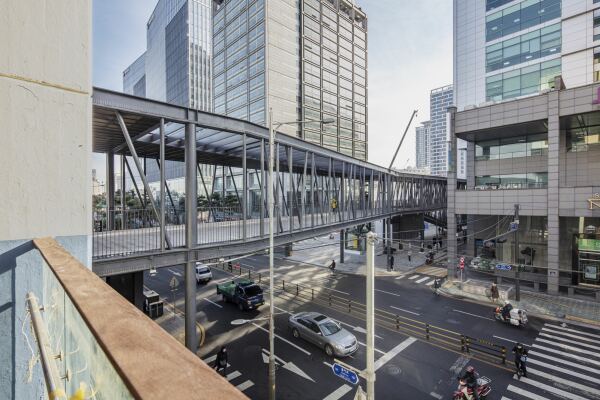 Fu�g�ngerbr�cken in Seoul von modostudio