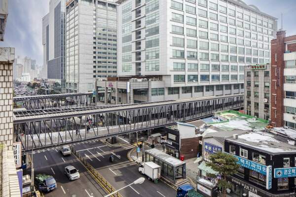 Fu�g�ngerbr�cken in Seoul von modostudio