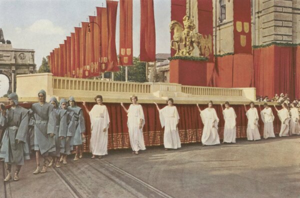 „2000 Jahre Deutsche Kultur“, München, 1937. Mit dem Großmodell der „Zeppelinfeld“-Tribüne (hier im Bild) und den Modellen des „Deutschen Stadions“ sowie der Kongresshalle des Reichsparteitagsgeländes in Nürnberg endete der Festzug „2000 Jahre Deutsche Kultur“ am „Tag der Deutschen Kunst“ in München im Juli 1938.