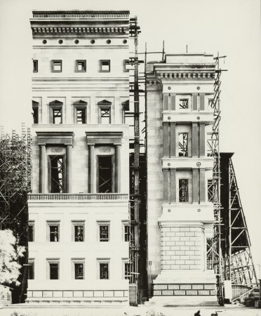 Fassadenmodelle des Reichsmarschallamtes (links) und der Neuen Reichskanzlei (rechts) auf einem Freigelnde in Berlin-Treptow nach Planungen von Albert Speer, Mastab 1:1, Werksteinverkleidung, um 1940. Die Fassadensegmente des geplanten Reichsmarschallamtes sowie der Neuen Reichskanzlei wurden in Originalgre erbaut, um ihre architektonische Wirkung berprfen zu knnen.