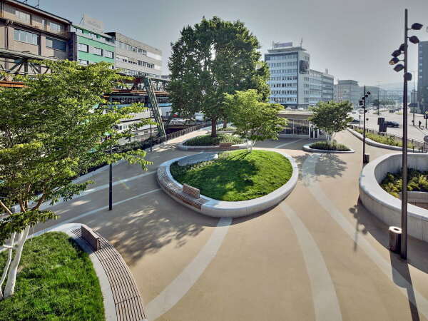 Kategorie Lebenswerter Freiraum, 2. Platz: Platz an der Wupper, Wuppertal. scape Landschaftsarchitekten, Arntz Erke Architekten, Burkhard Wand Lichtplanung