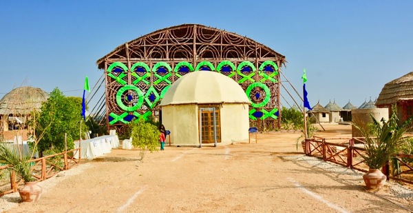 Heute sieht Laris Architektur vllig anders aus  hier die aus Bambus gefertigte Halle des Zero Carbon Cultural Centre in Makli.