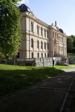 Seitlicher Blick auf die Treppenanlage, Lindenau-Museum in Altenberg, Bestand