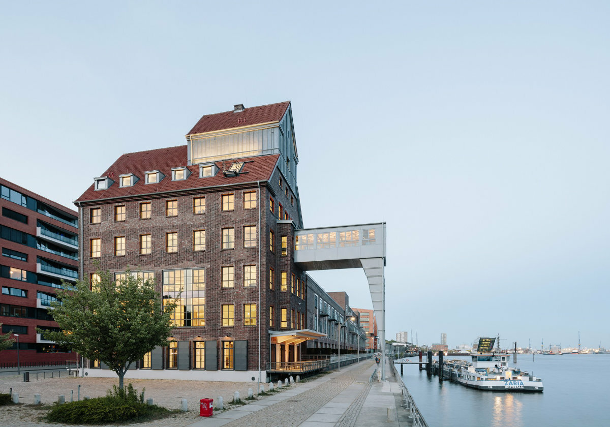 Konferenz auf der Verladebrücke - Umbau und Sanierung in Hamburg von SEHW Architekten