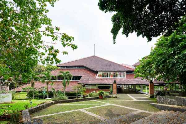 Fakultt fr Literatur der Universitt von Indonesien in Depok von Mustafa Pamuntjak, Abdul Chattam / PT. Han Awal & Partners, 198587