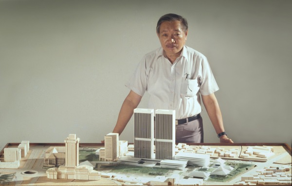 Han Awal vor einem Modell des nicht realisierten Entwurfs fr die Bank Indonesia, etwa 1980.