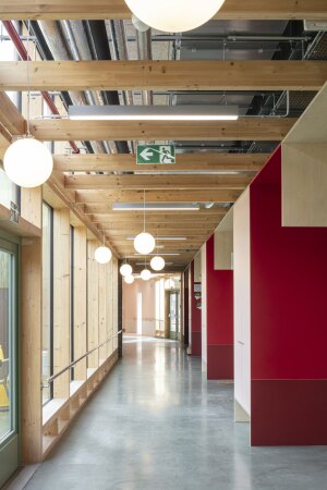 Flur im Neubau mit Blick nach au�en