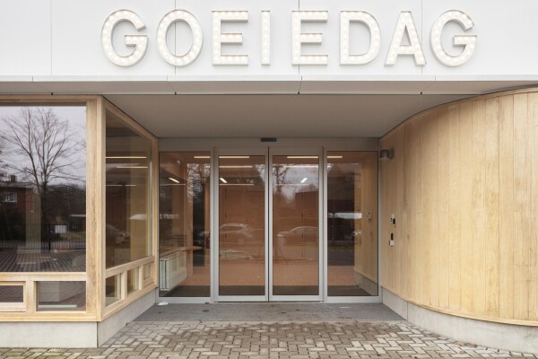 Haupteingang an der Stra�e