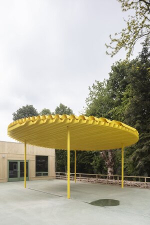 Das knallgelbe Metalldach auf ebenfalls schlanken St�tzen im Hof