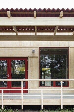 Fassade und Pergola am Neubau