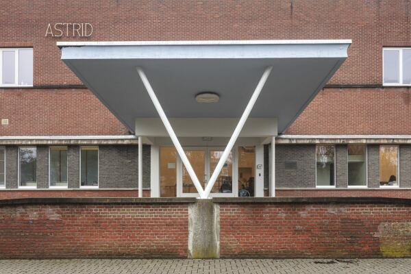 Saniertes Vordach des Altbaus