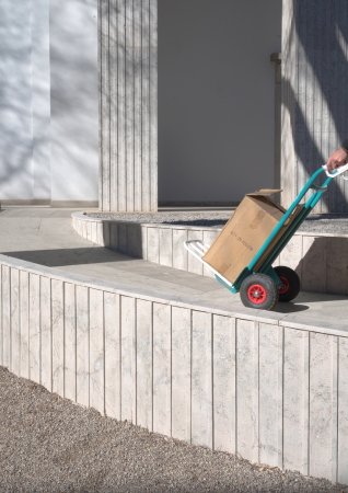 Die neue Zugangsrampe ist Teil der Ausstellung und verweist darauf, was es im Sinne einer inklusiven Gesellschaft zu verndern gilt.