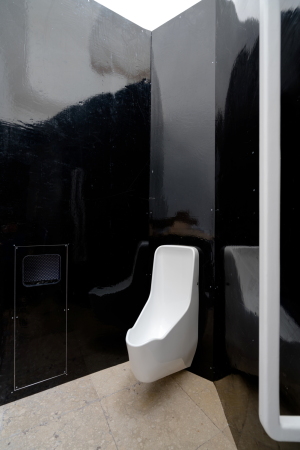 Zur Ausstattung im Pavillon gehren ebenfalls ein geschlechtsneutrales Urin*alle ...