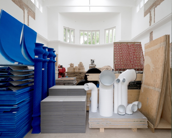 Das Material haben die Mitglieder des kuratorischen Teams von der vorhergehenden Kunstbiennale bernommen ...