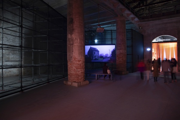 In ihren Curator's Rooms  hier Square (65)  zeigt Lesley Lokko unter anderem assoziative Bildzusammenstellungen. Die Rume dienen in der vollgepackten Ausstellung als Ruhepole.