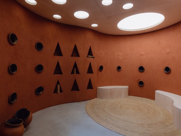 ... Sie pldieren angesichts des groen baulichen Nachholbedarfs  um dem prognostizierten Wachstum Afrikas gerecht zu werden, mssen 80 Prozent aller Bauten um 2050 erst noch entstehen  fr einen frischen Blick auf lokale Traditionen.