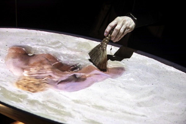 Bei Dele Adeyemo ein paar Meter weiter  ebenfalls ein Guest from the Future  drfen Besucher*innen im Sand ihre Spuren hinterlassen. Geboten wird ein Dance of the Mangroves (56) in der Hoffnung, von diesem kosystem zwischen Land und Wasser etwas fr die Zukunft zu lernen.