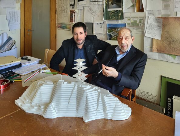Architekt und Kurator Antnio Choupina und Architekt lvaro Siza mit einem Modell des Beobachtungsturms in Proena-a-Nova
