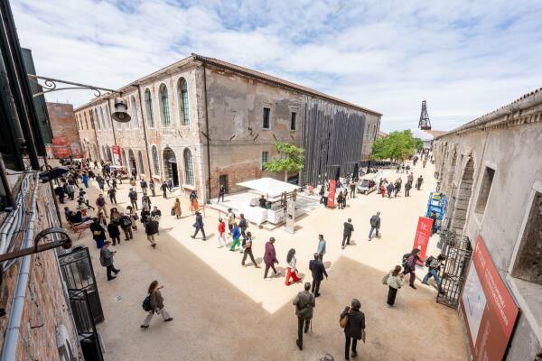 Nach den Giardini geht es im Arsenale weiter. Die meisten Pavillons liegen in den Sale d�Armi (in der Bildmitte) sowie in den Artiglierie (rechts im Bild).