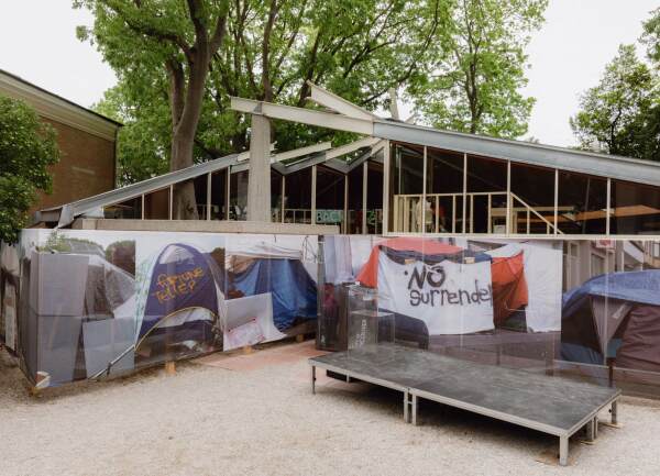 Wohnen ist erstaunlicherweise ein nachgeordnetes Thema dieser Biennale. Gro�e Ausnahme: Der von Architects Against Housing Alienation kuratierte kanadische Pavillon. Hier geht es geradezu aktivistisch zu, leider etwas zu Lasten der �bersichtlichkeit.