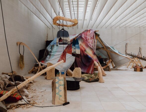 Die wilde, raumgreifende Installation im Nordischen Pavillon l�dt dazu ein, sich mit der nomadischen Bibliothek der Architektur der Samen zu besch�ftigen, die der norwegische K�nstler Joar Nango zusammengetragen hat.