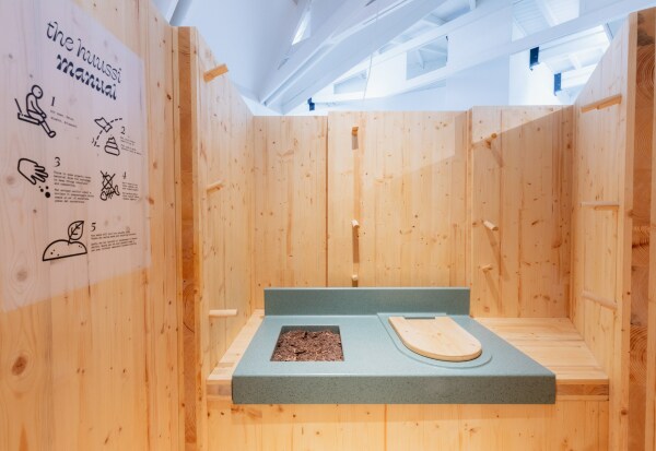 Finnland beschftigt sich mit kologischen Toiletten. Gegen die benutzbare Trenntoilette im Deutschen Pavillon tut sich die Prsentation von The Dry Collective jedoch ein wenig schwer.