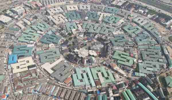 Der Serbische Pavillon nimmt das Thema Afrika ernst und denkt dar�ber nach, wie das ehemalige Messegel�nde in Lagos, das einst von jugoslawischen Planern realisiert wurde, zuk�nftig genutzt werden kann.