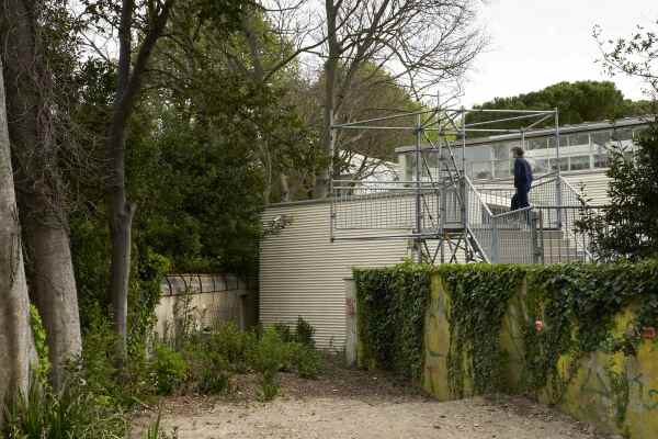 Im �sterreichischen Pavillon thematisieren das junge Kollektiv AKT und Altmeister Hermann Czech die problematische Raumpolitik der Biennale. Seit Jahrzehnten breitet sie sich immer weiter in die Stadt aus und schottet sich zugleich an entscheidenden Stellen ab.