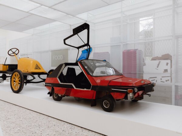 Etwas un�bersichtlich auf zwei Ebenen zeigt sich der Rum�nische Pavillon. Spannend ist die Erdgeschossebene, wo man skurrile Erfindungen findet, die ihrer Zeit voraus waren und keinen Erfolg hatten.