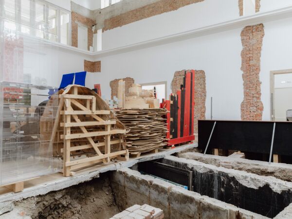 Der Deutsche Pavillon stellt nicht aus, sondern thematisiert den Themenkomplex Umbauen, Reparieren und Rezyklieren ganz praktisch, indem er als Materiallager und Werkstatt dient.