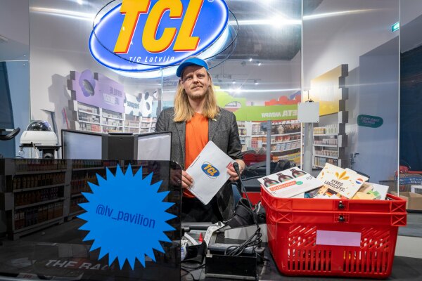 Trashig-poppiger Kommentar auf der Metaebene: Lettland hat einen Supermarkt eingerichtet, in dem �ltere Biennale-Beitr�ge angeboten werden.