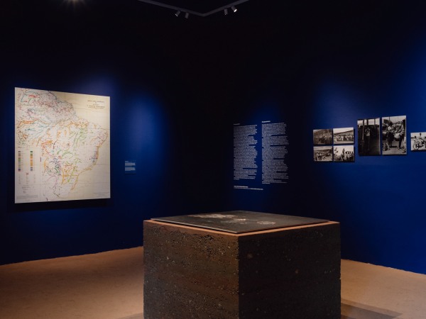 Der Goldene L�we f�r den besten nationalen Pavillon ging dieses Jahr nach Brasilien. Ein angenehmer Geruch von Erde umf�ngt die Besucher*innen beim Betreten des Pavillons, den Gabriela de Matos und Paulo Tavares verantworten.