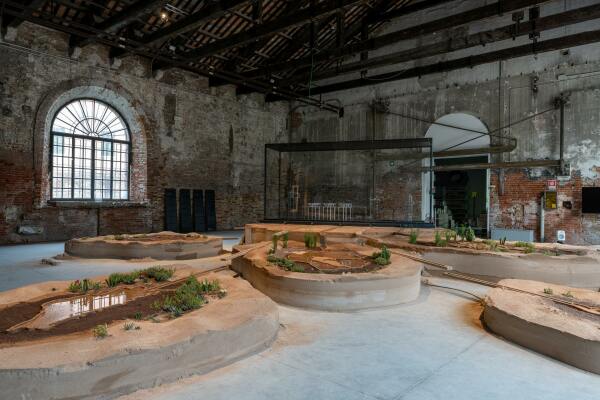 Wasser spielt auch im Pavillon von Bahrain eine Rolle. Die raumgreifende, zweiteilige Installation widmet sich den Herausforderungen und Potentialen von Kondenswasser in der Architektur.