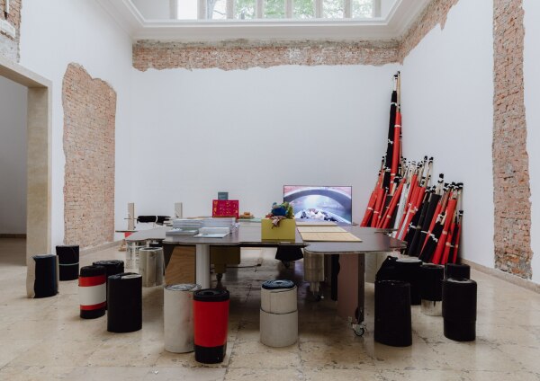 Der von der Zeitschrift ARCH+ und den beiden B�ros Summacumfemmer und Buero Juliane Greb konzipierte Pavillon darf als ein Highlight der Biennale gelten.