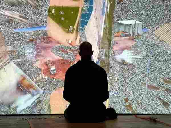 Im Pavillon von Uruguay wird gesungen: Das Architekturb�ro MAPA, die Initiative INST und der Komponist Carlos Casacuberta haben eine wandf�llende Video-Oper kuratiert, in der es um W�lder geht.