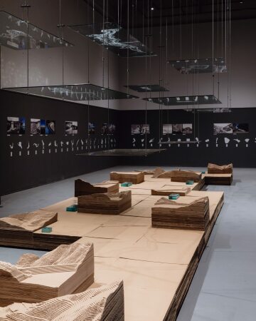 Griechenland widmet sich, wie viele andere L�nderpavillons, dem Thema Wasser. Die Fotografien an den W�nden lohnen eines genaueren Blicks, da sie so manches Klischee hinterfragen.