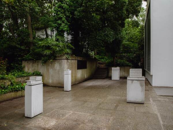 Der Israelische Pavillon thematisiert sehr gelungen die Materialit�t der globalen Digitalisierung. Der eigentliche Pavillon ist unzug�nglich, die Glasfassade wurde komplett verschlossen.