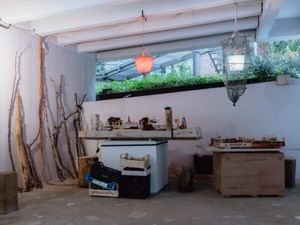 Kuratorin Onishi Maki widmet sich im japanischen Pavillon der Geschichte des Hauses. Sinnlich geht es im Freiraum unter dem Haus zu, wo naturnah gewerkelt und gek�chelt wird.